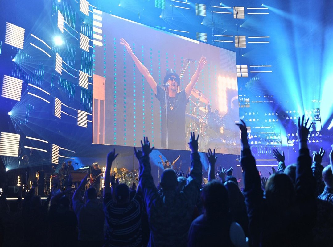 Comparing On-Stage and Off-Stage Appearances